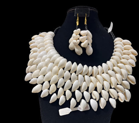 COWRIE SHELL NECKLACE CHOKER